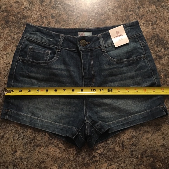 SO Denim Shorts Junior Size 5 NWT’s 2.5” Inseam. - Picture 2 of 7